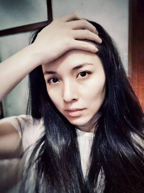 42岁李佳二婚嫁靳东一家四口甜到爆上辈子一定拯救了银河系吧