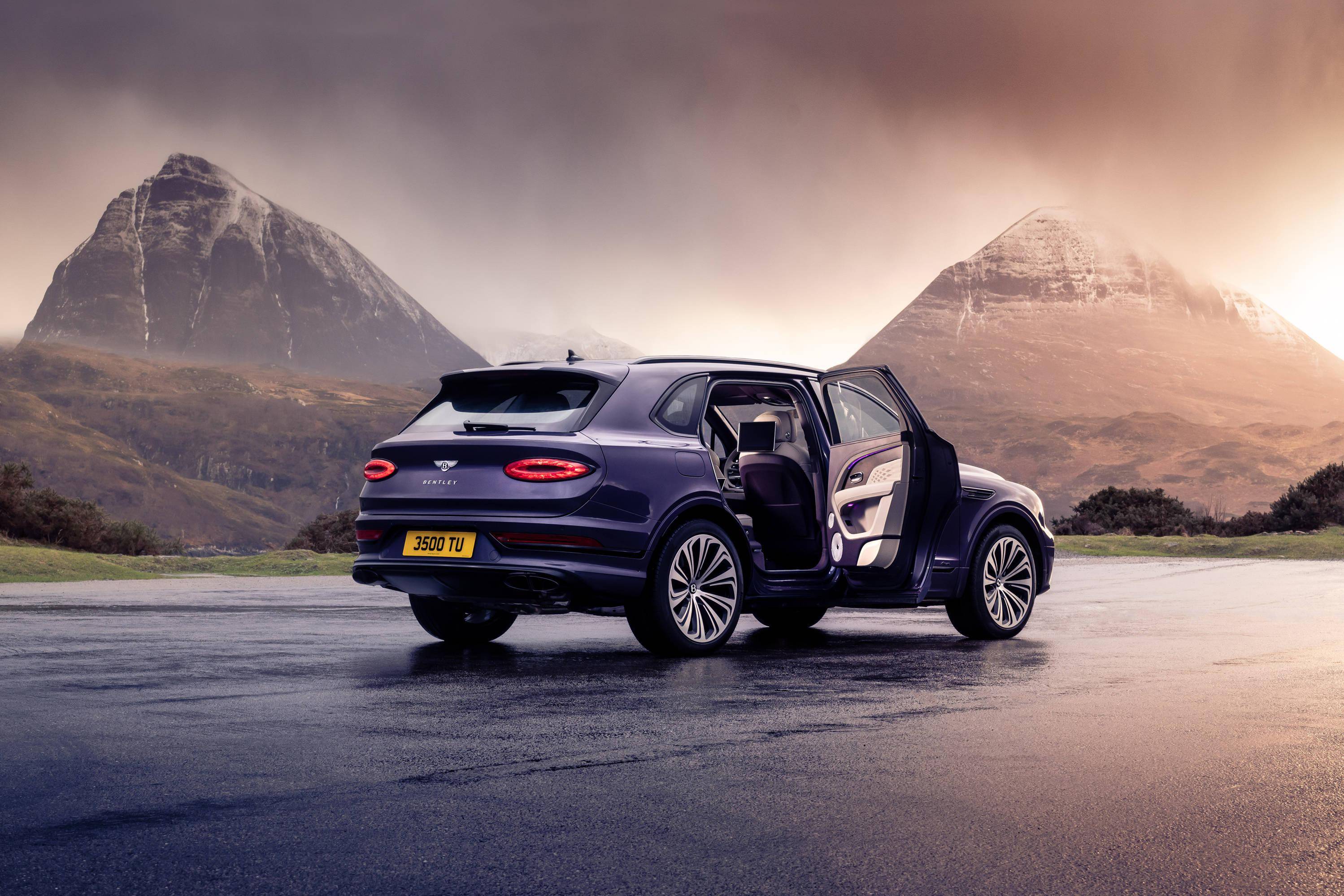 2022粤港澳大湾区车展宾利新添越长轴版亮相