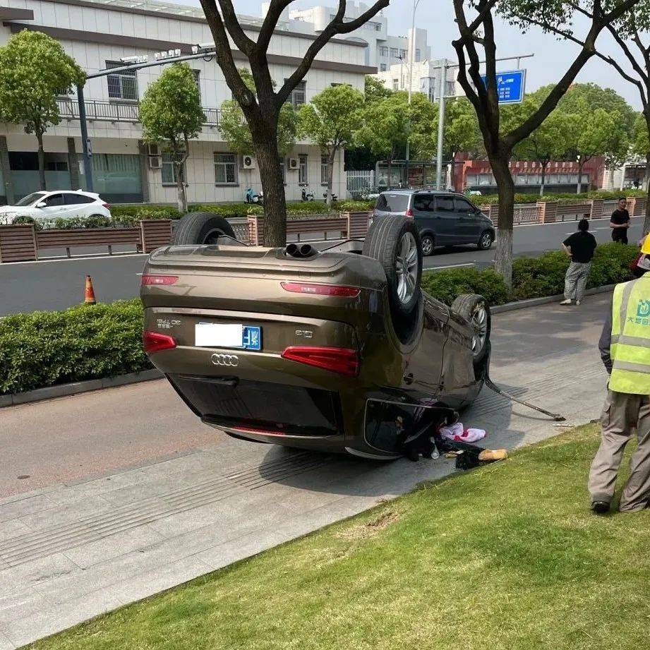 昨日,海盐长安路车祸!汽车“四脚朝天”翻倒在人行道……_电瓶车_新鲜事_工作