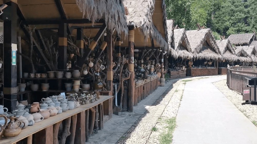 临沧碗窑村是一个拉祜,布朗族等民族聚居的寨子,村子临近临沧机场