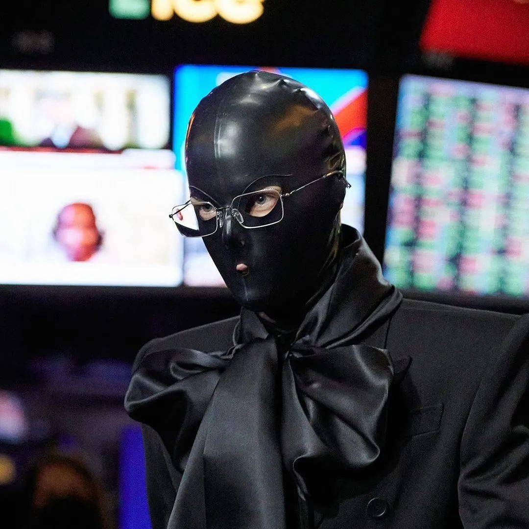 配合着胶衣出场的模特也呼应了demna口中的"恋物癖".