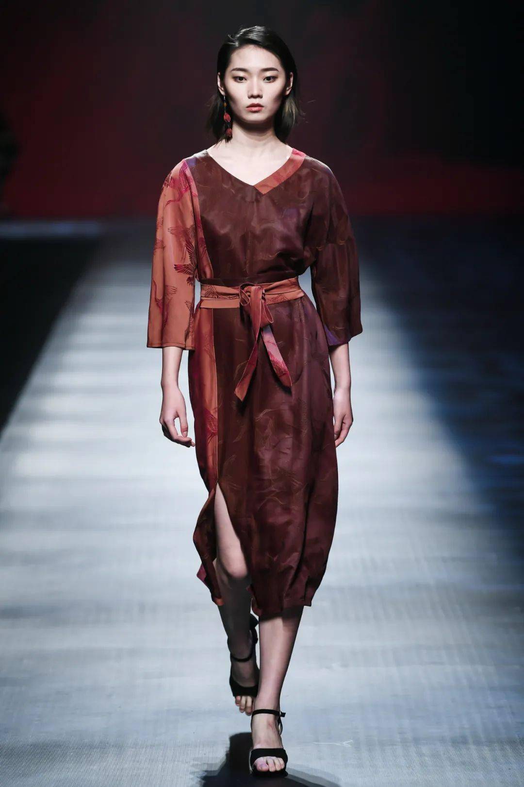兰悦东方禧媚莲依植物染丨香云纱的新中式时尚大秀