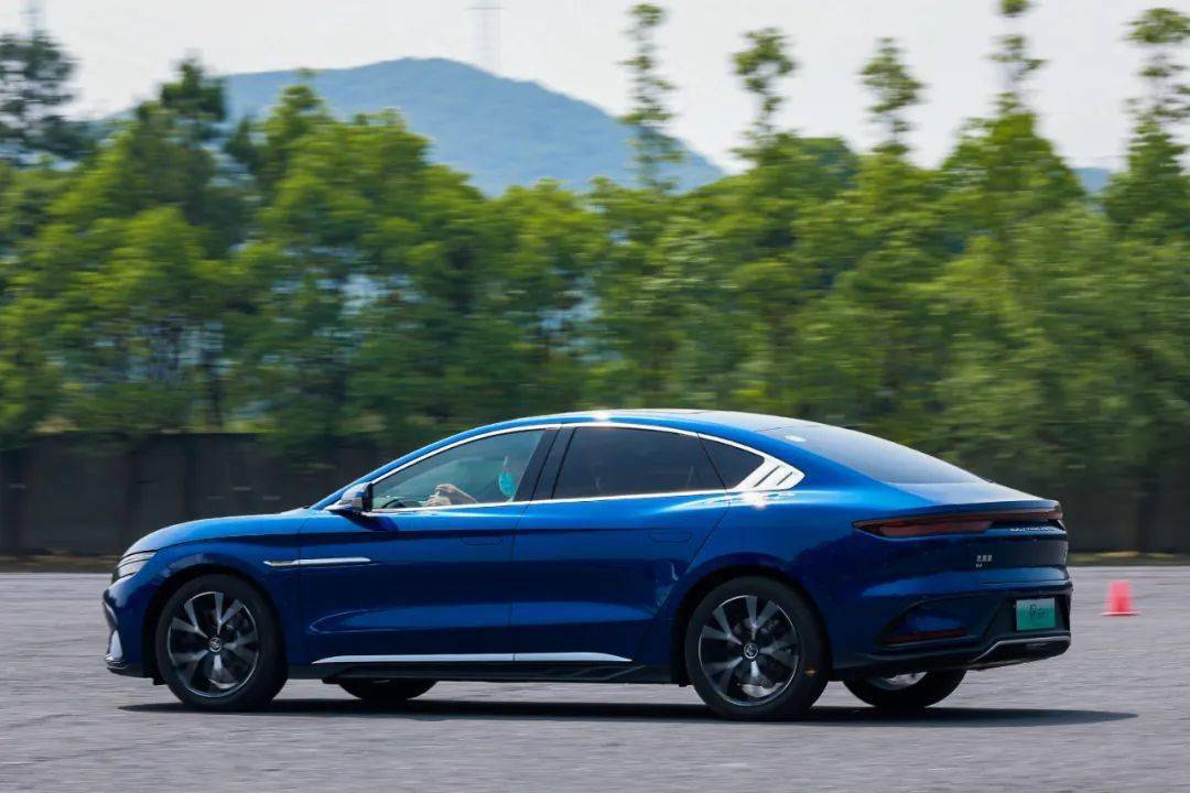 领创纯电轿车硬核实力新高度比亚迪汉ev创世版性能智能豪华再度升级