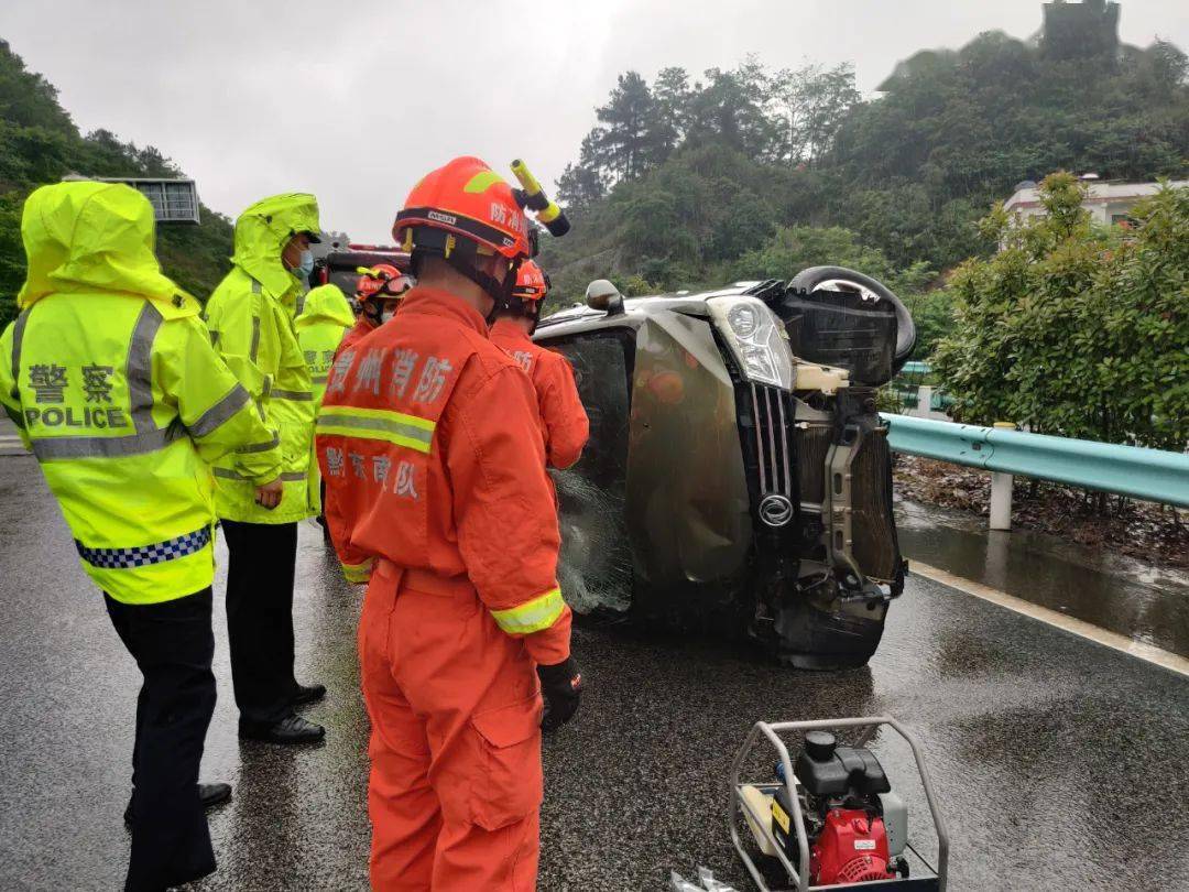 香炉山隧道口路段5月26日13时许消防紧急救援余凯高速发生交通事故