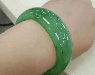 乌兰翠乌兰翠是一种含铬尖晶石夕卡岩,光泽暗淡,颜色为蓝绿到暗绿色