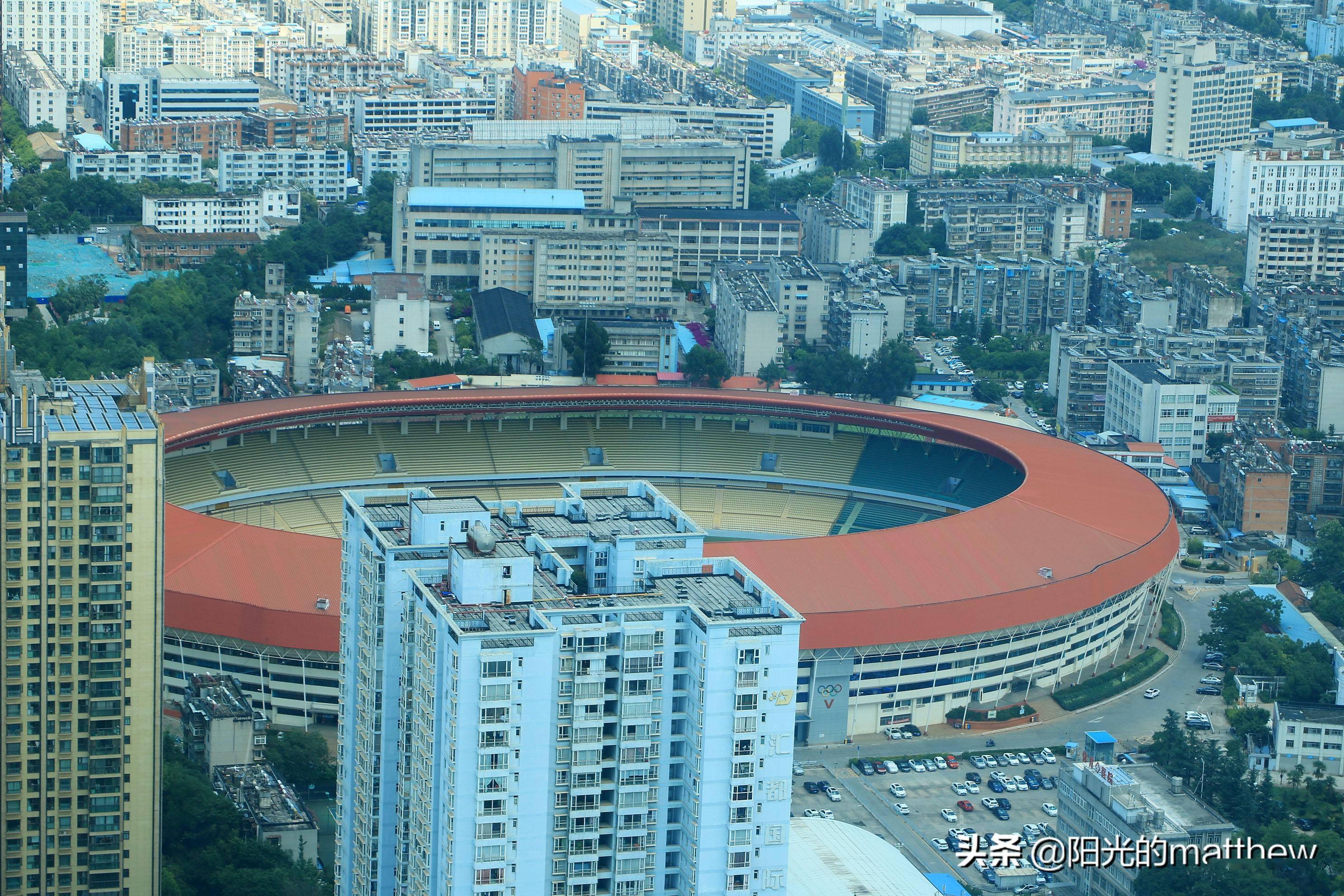 在昆明最高地标俯瞰城市风景,举目远眺城市风景美