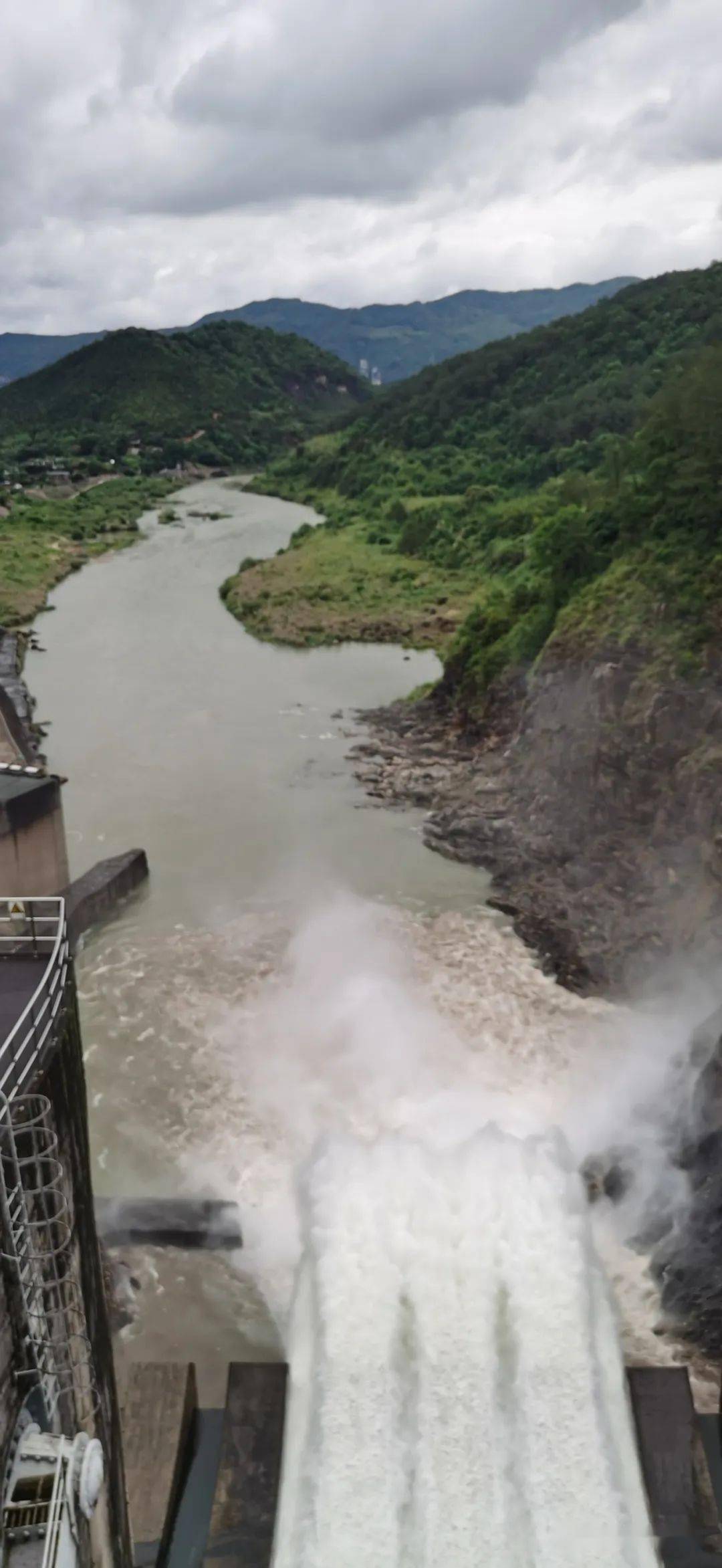 现场安砂水库开闸泄洪水汽弥漫场面壮观