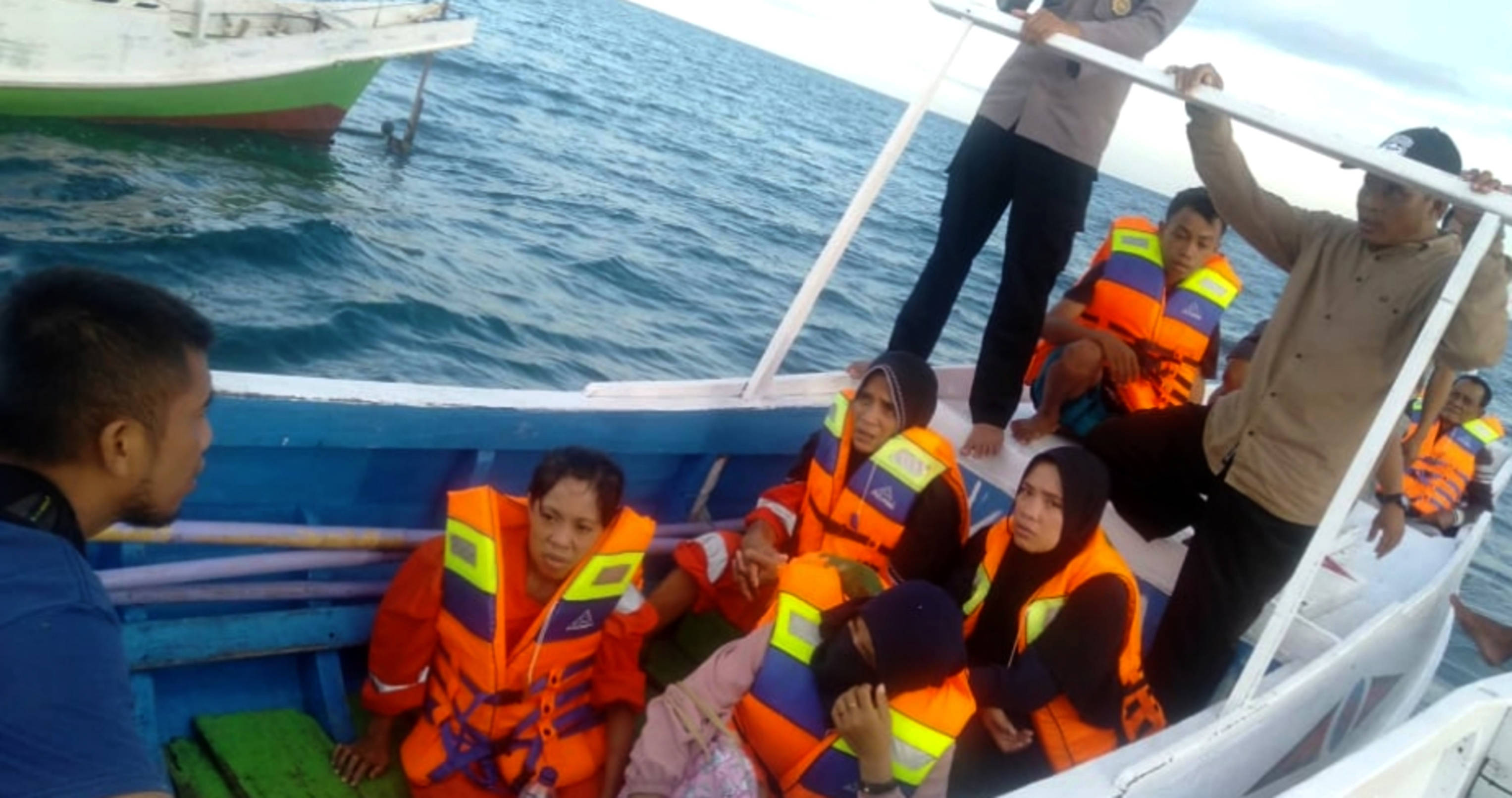 印尼一渡轮倾覆25人失踪