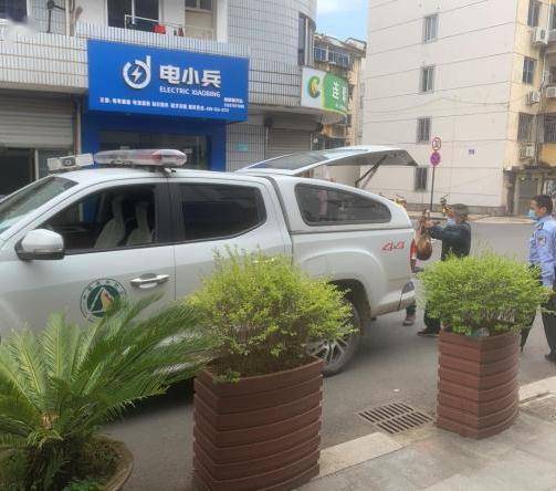 后腿受伤奄奄一息民警出手救助黄麂