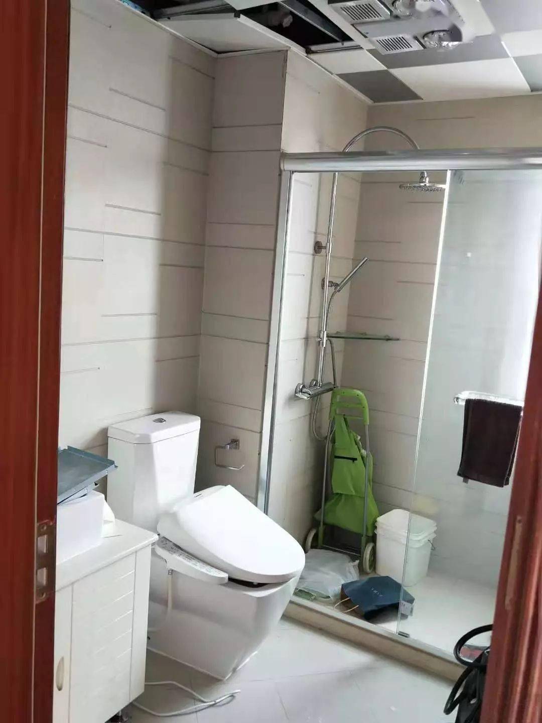 改造前卫生间改造前的卫生间,不能算很脏很破,但水池,便池都是比较