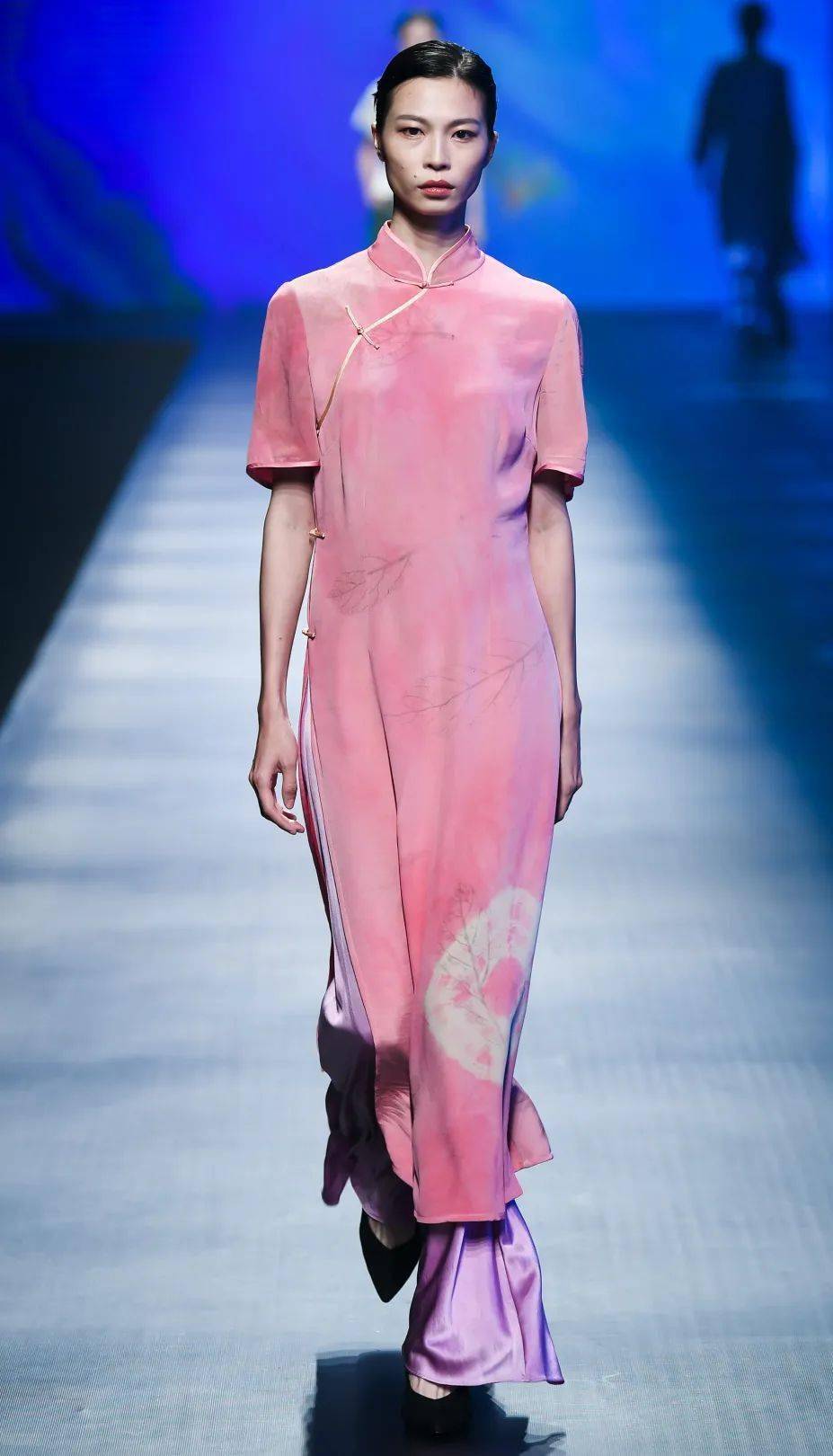 本次走秀系列服饰的面料同时结合了两种传统染整技术:植物染及香云纱