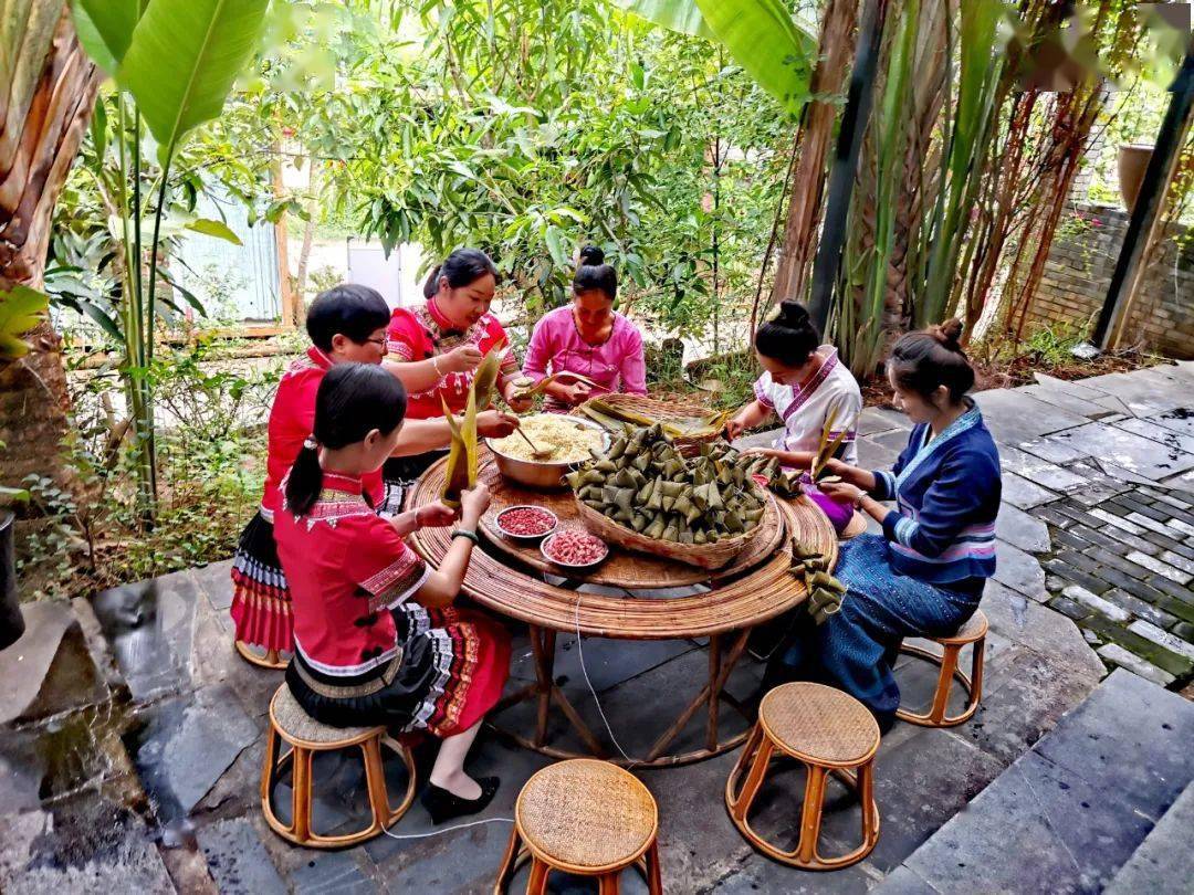 端午节临近,景谷特色傣族灰水粽子早已"抢鲜"上市,香飘傣家和超市