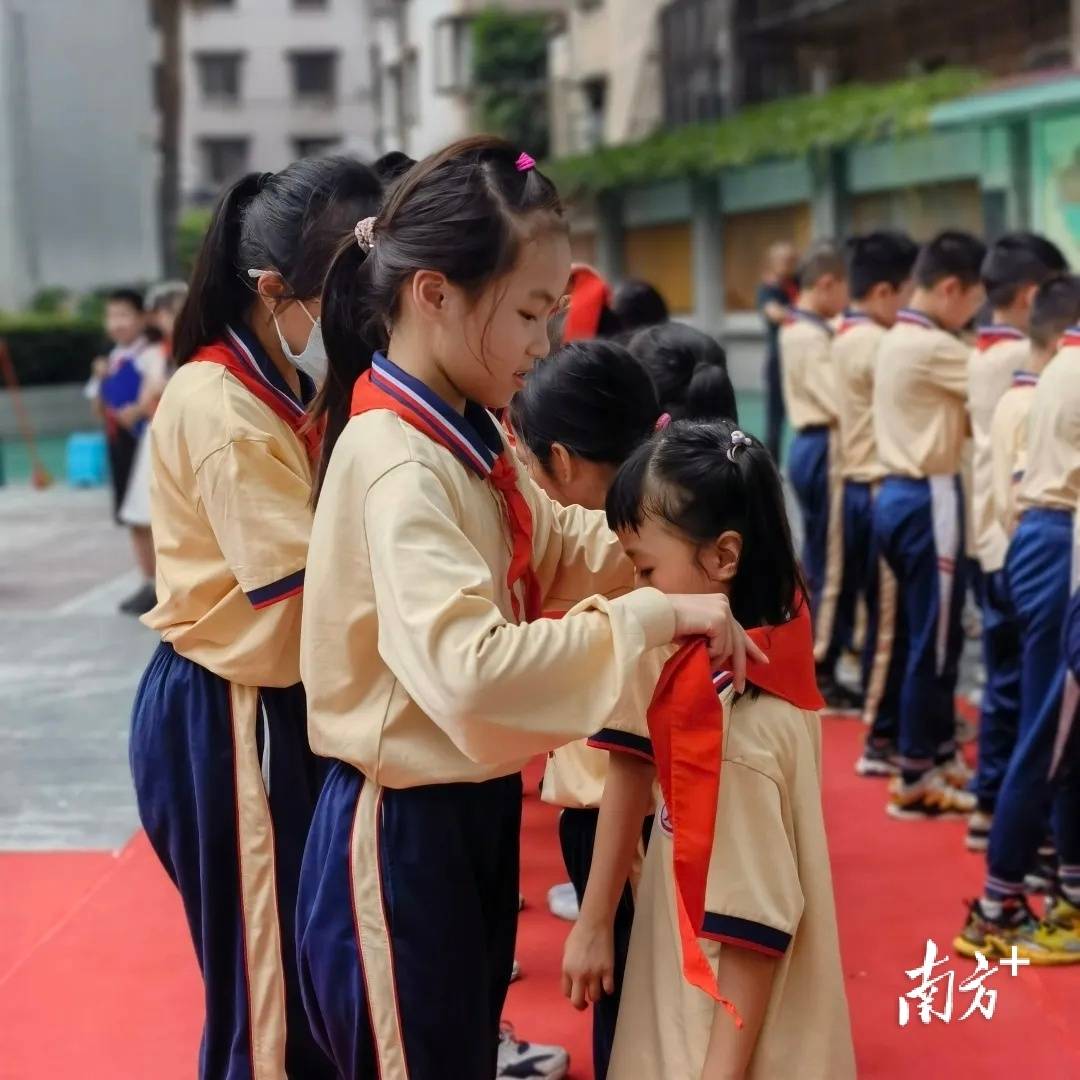 人民路小學入隊儀式活動現場同樣,5月27日下午,佛山市禪城區南莊鎮