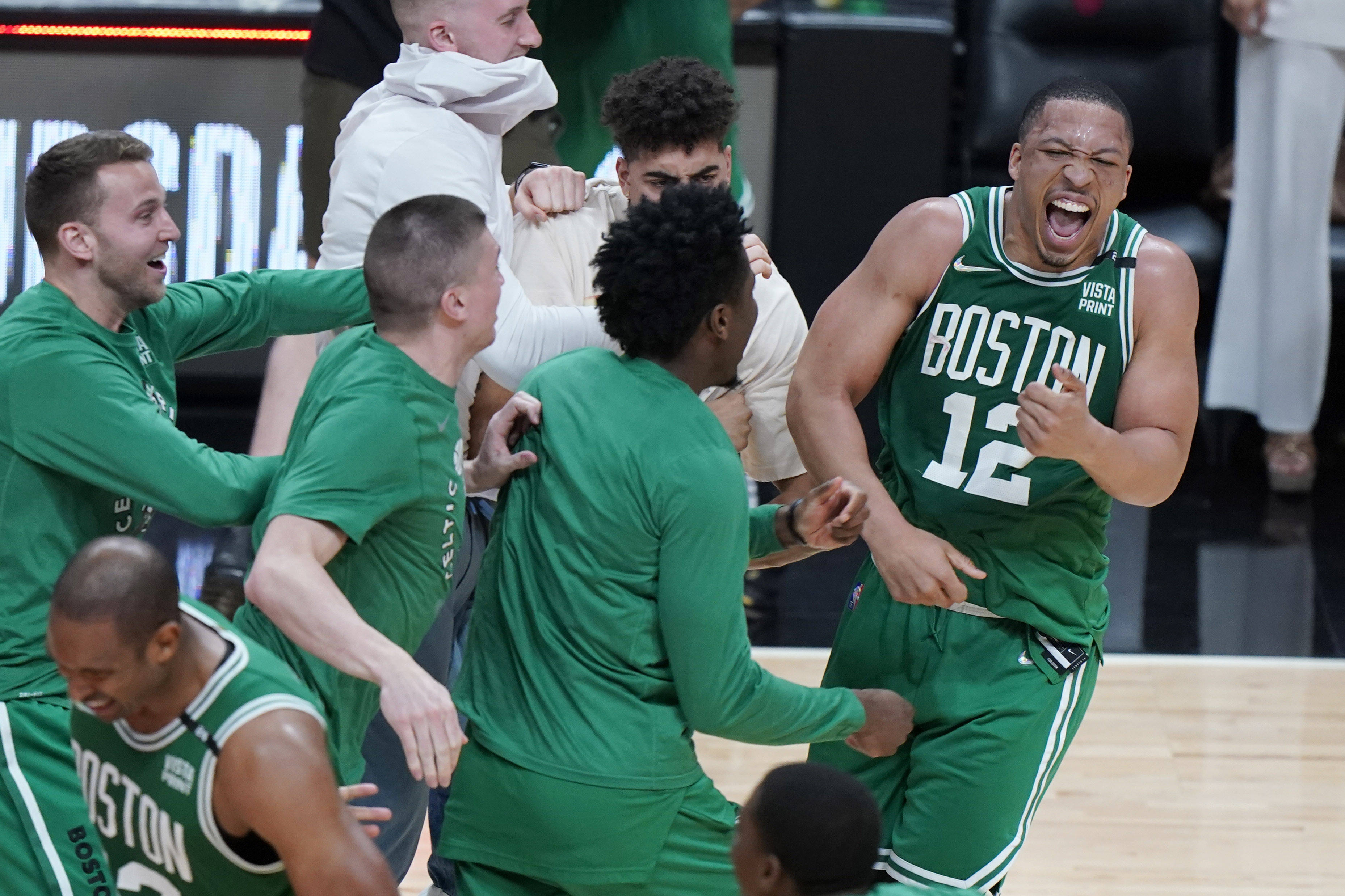 篮球nba凯尔特人队获得东部总冠军