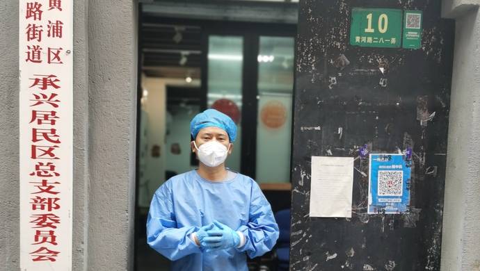 "这几天清晨,许永楠都举着喇叭来回在弄堂里高喊.