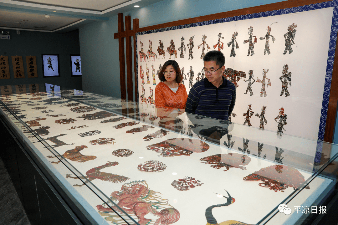 两根竹棍演绎喜怒哀乐,伴随着铿锵有力的锣鼓声,秦香莲,陈世美等皮影