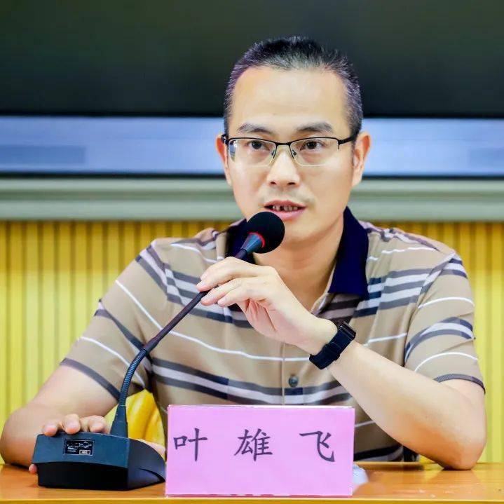 叶雄飞镇长代表罗浮镇党委政府发表了励志讲话:感谢教育基金会各位