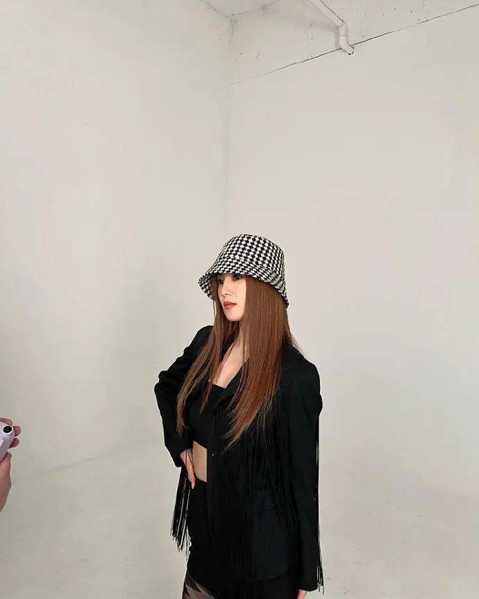 秀紧实腹肌,丰满上围,apink朴初珑变身"性感尤物"!