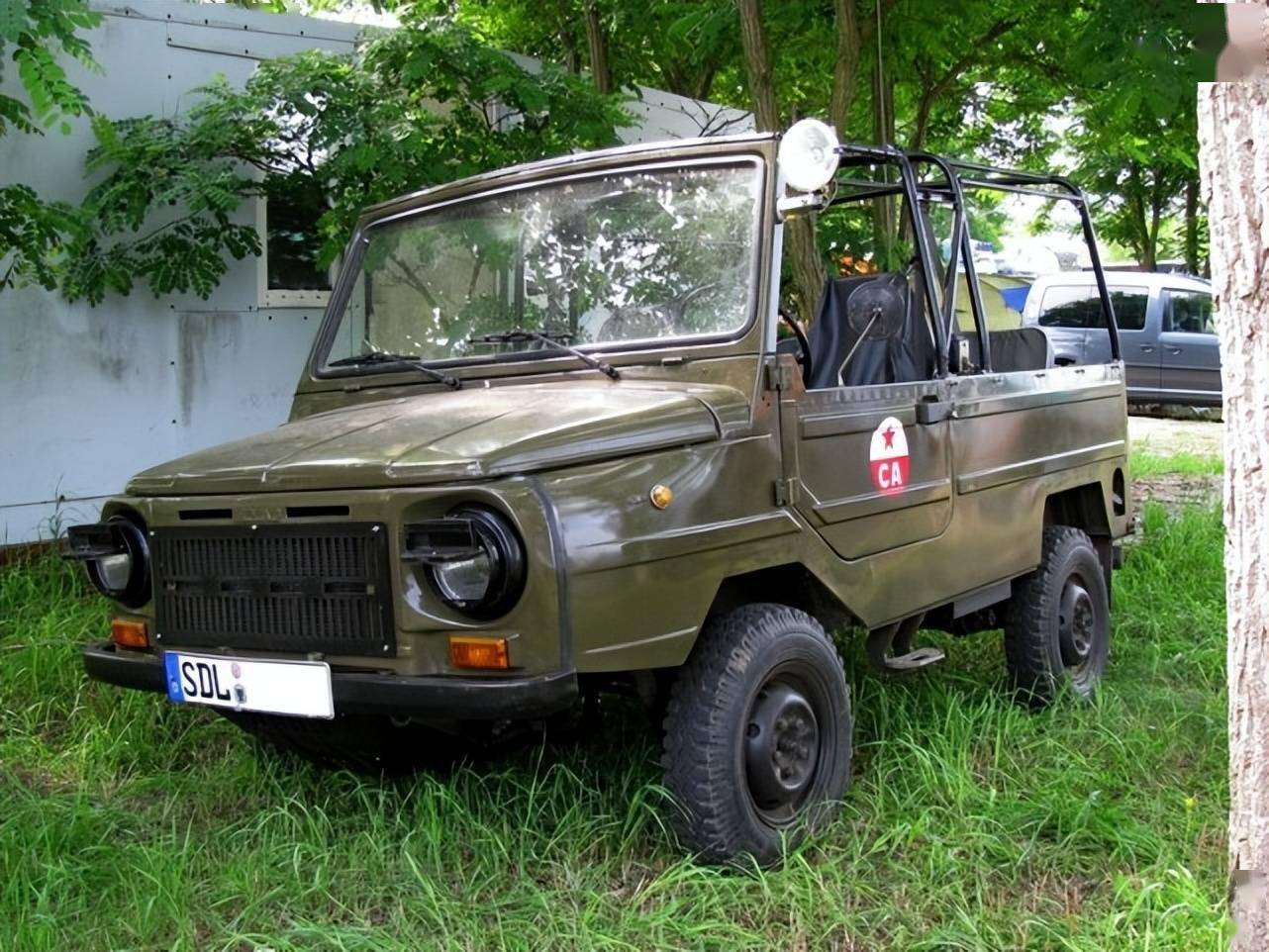 乌军哥萨克抵达战场驾驶老吉普装上一战重机枪叫嚣决一死战