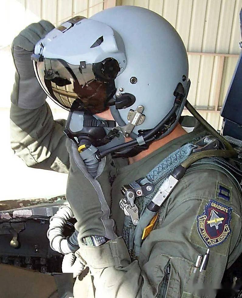 美军f16战斗机将配备蝎子头盔显示器