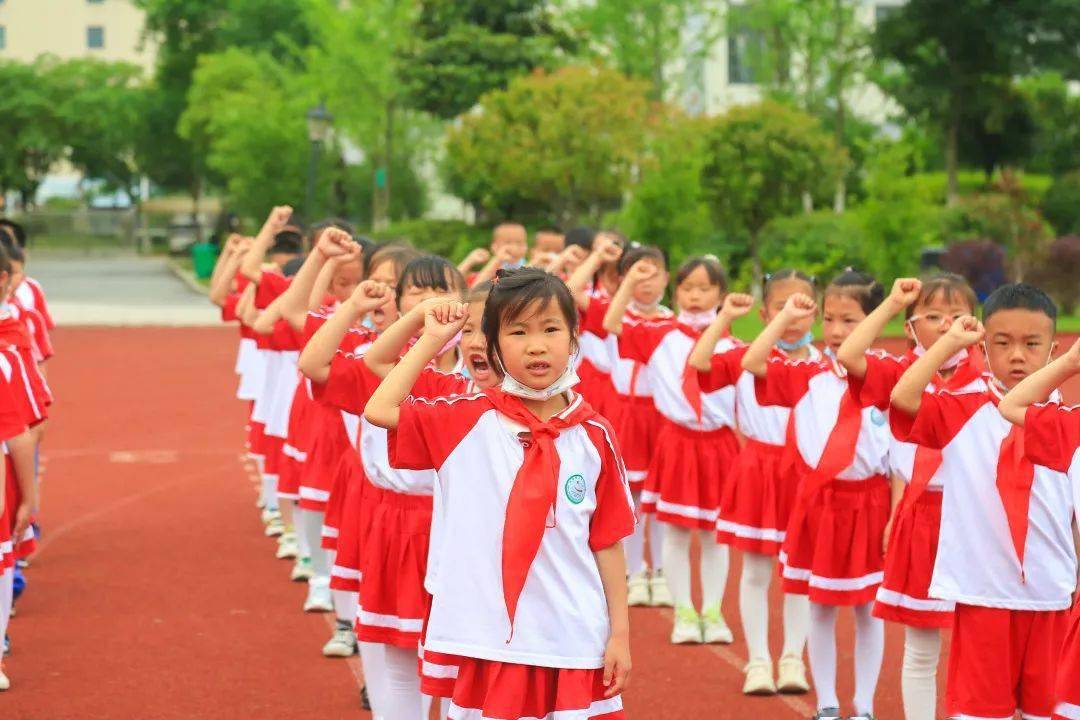 你好新队员昨日泾县60名小学生宣誓入队