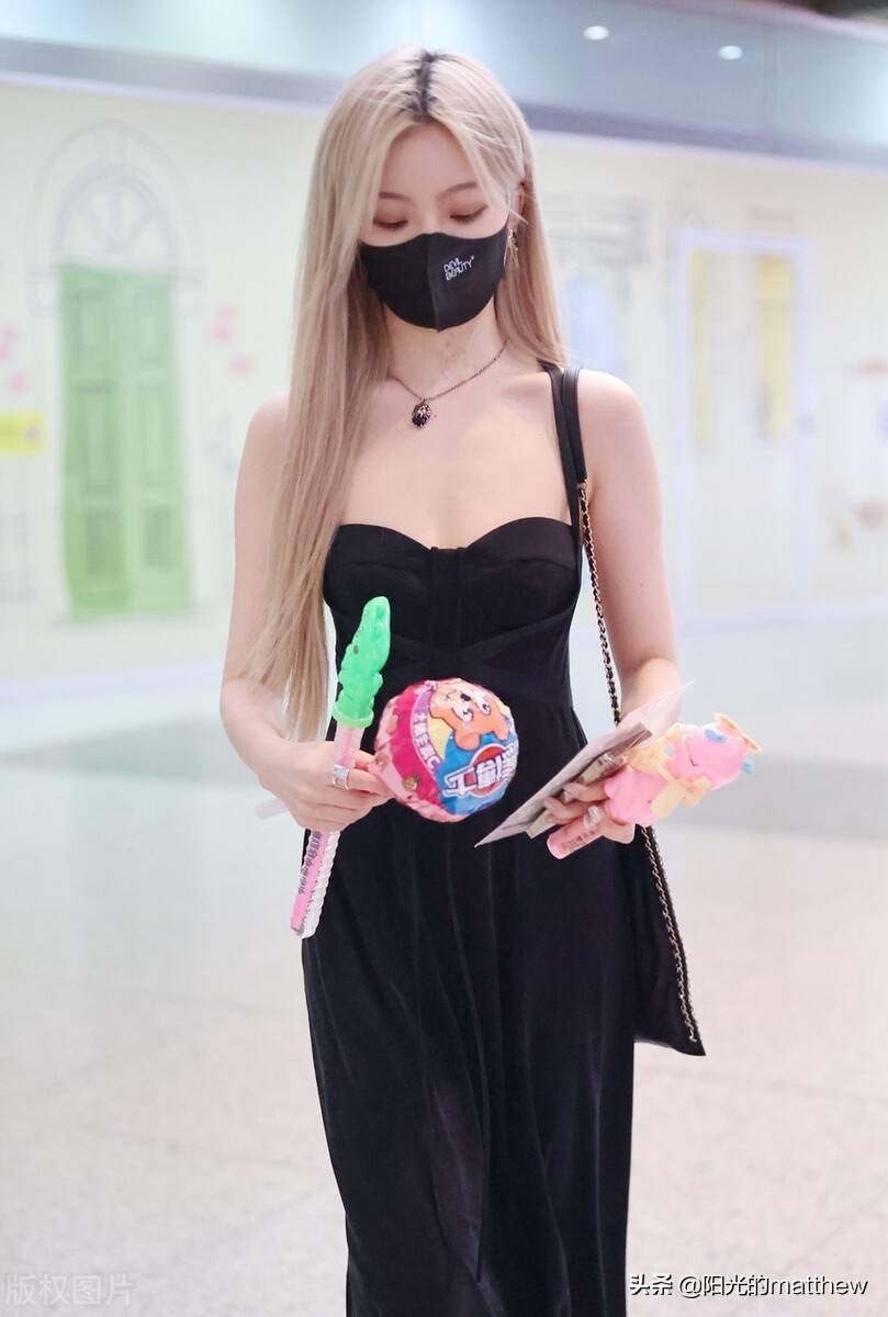 街拍陈卓璇身着黑色吊带裙金发披肩性感甜美