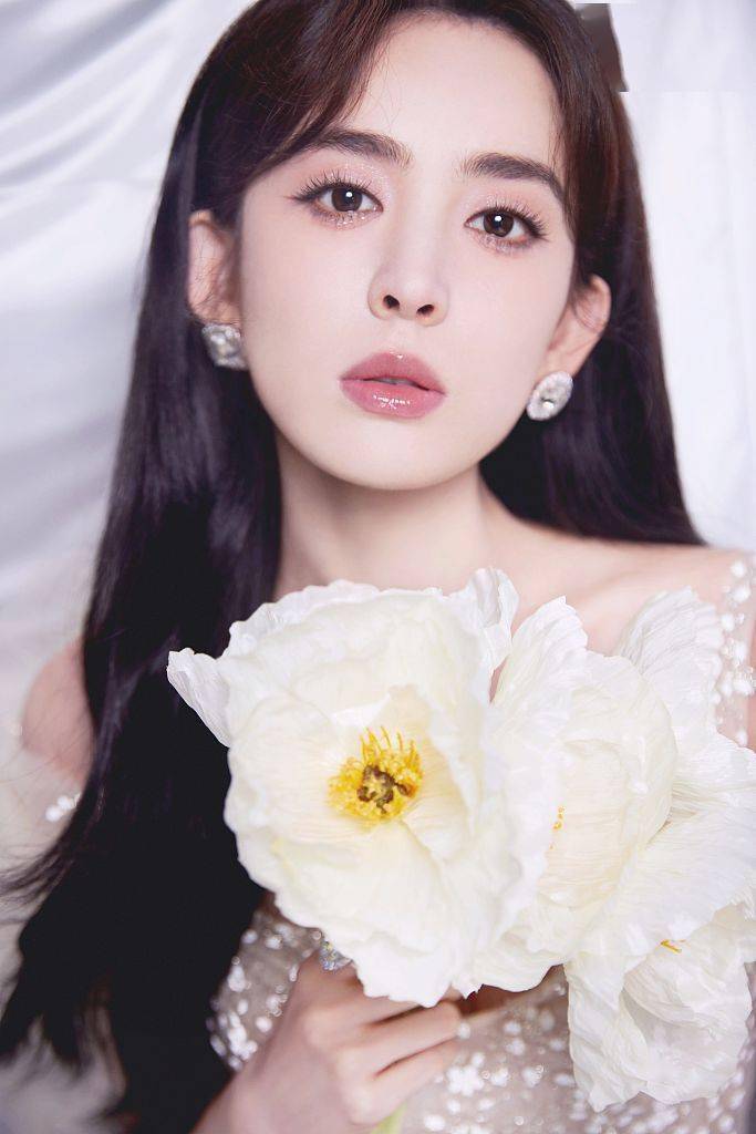 女神驾到!娜扎月白色鱼尾裙温柔精致 助阵品牌直播吸睛无数_写真_造型