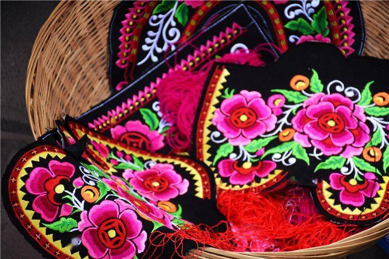 如夏花绚烂的永仁县民间民族刺绣_赛装节_传承_审美