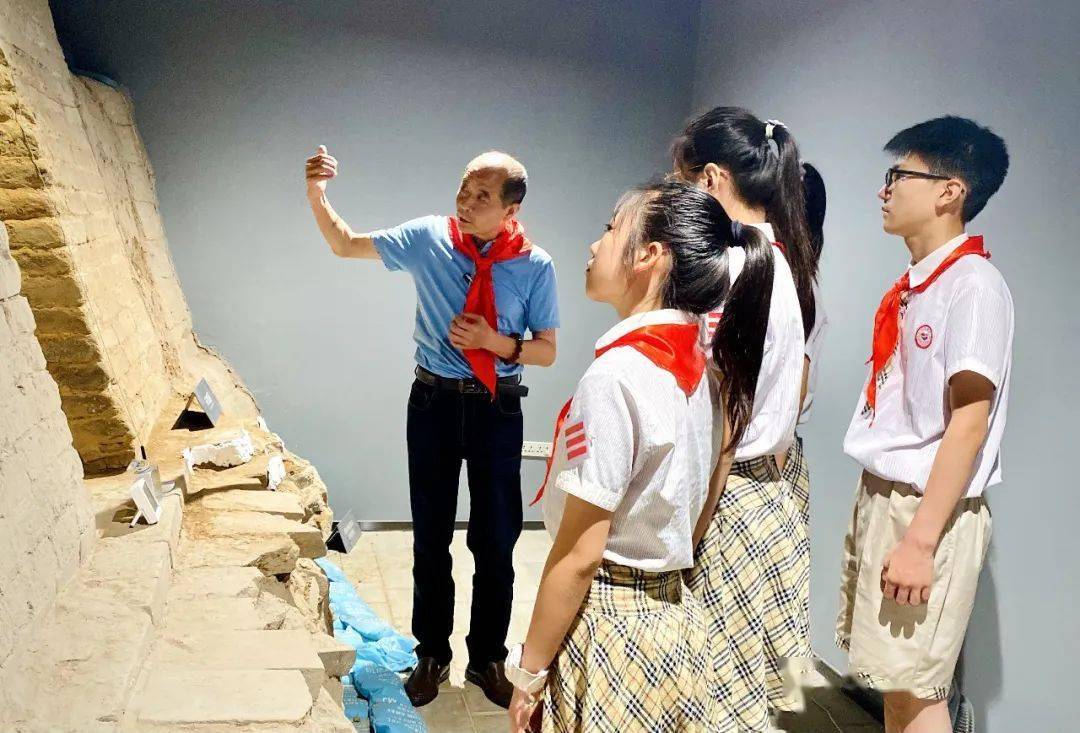 历史研究专家王肃老师的带领下6位小学生与老师来自环城西路小学的