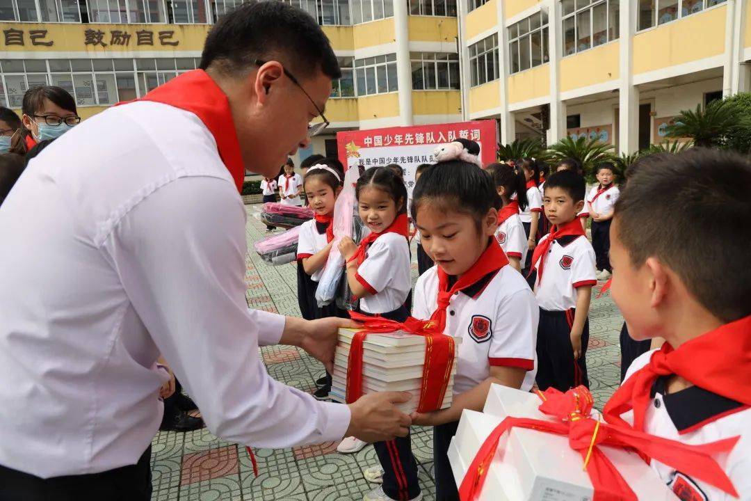副镇长袁益明一行先后来到慈溪市第二实验小学,观海卫镇中心小学,慈溪