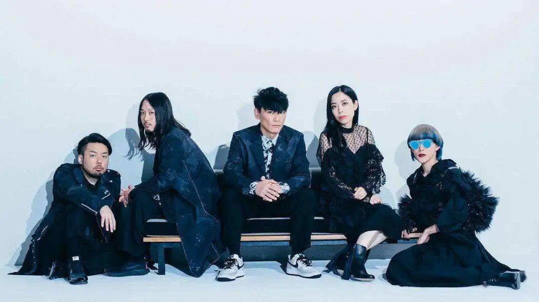 鱼韵是由岩寺,主唱山口一郎,贝斯手草刈爱美等五位男女组成的摇滚乐队