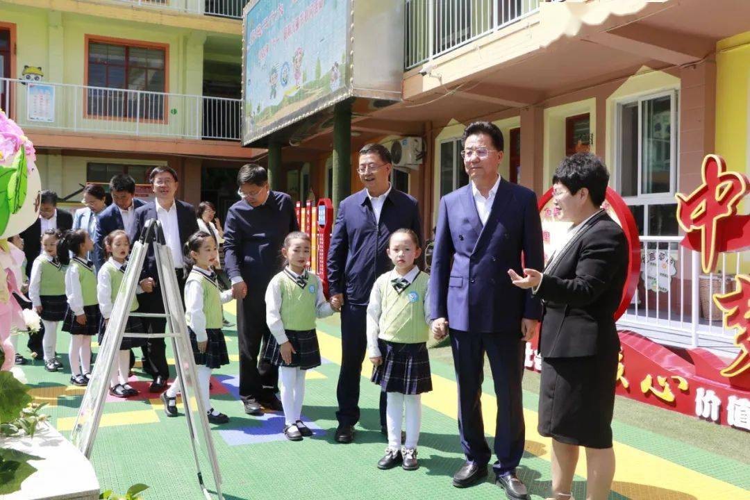 随后,戴超,汪尚学,李斌,蔺红军,贾文举一行来到安定区幼儿园.