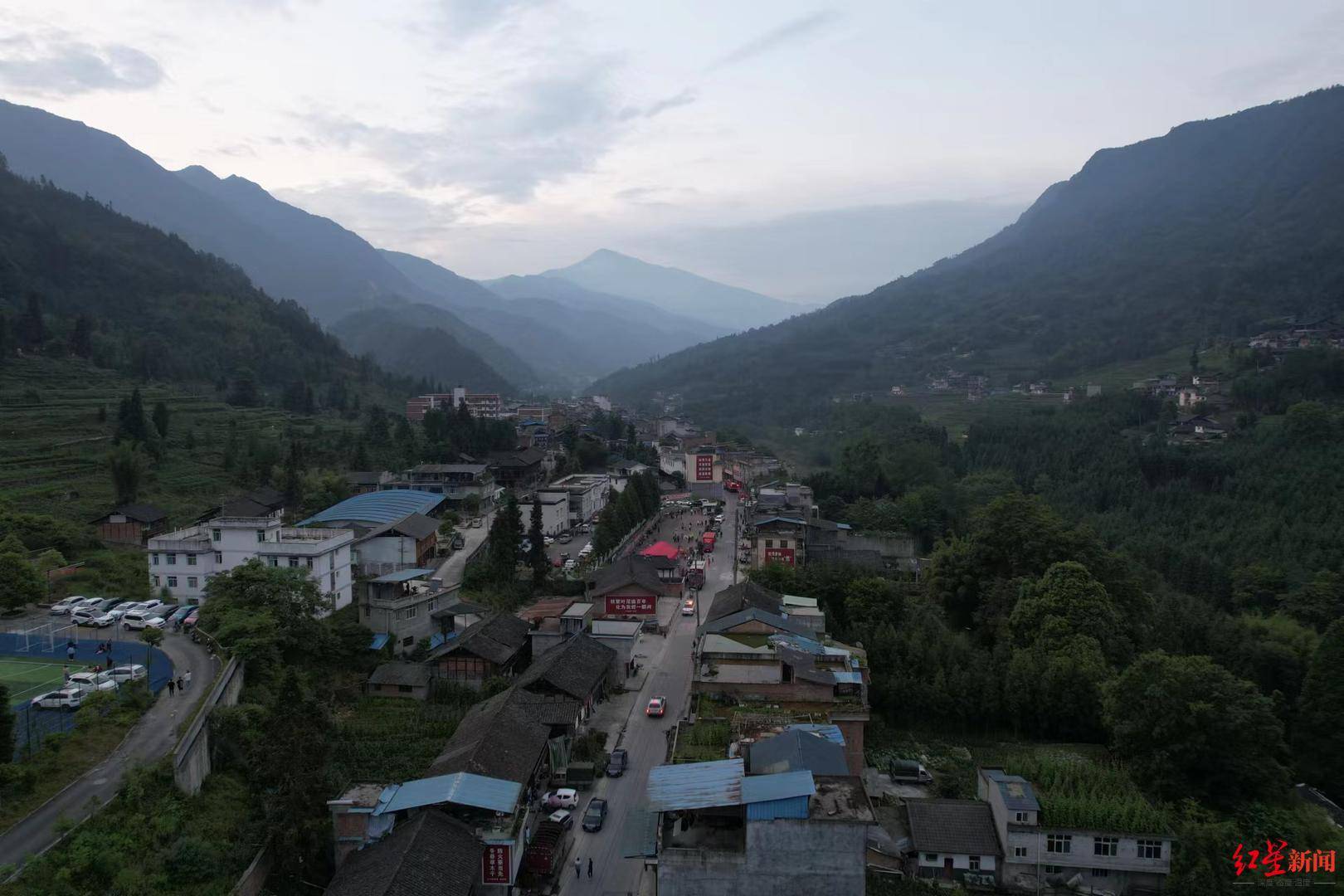 独家航拍雅安芦山地震震中太平镇已恢复供电临时安置点有群众入住救援