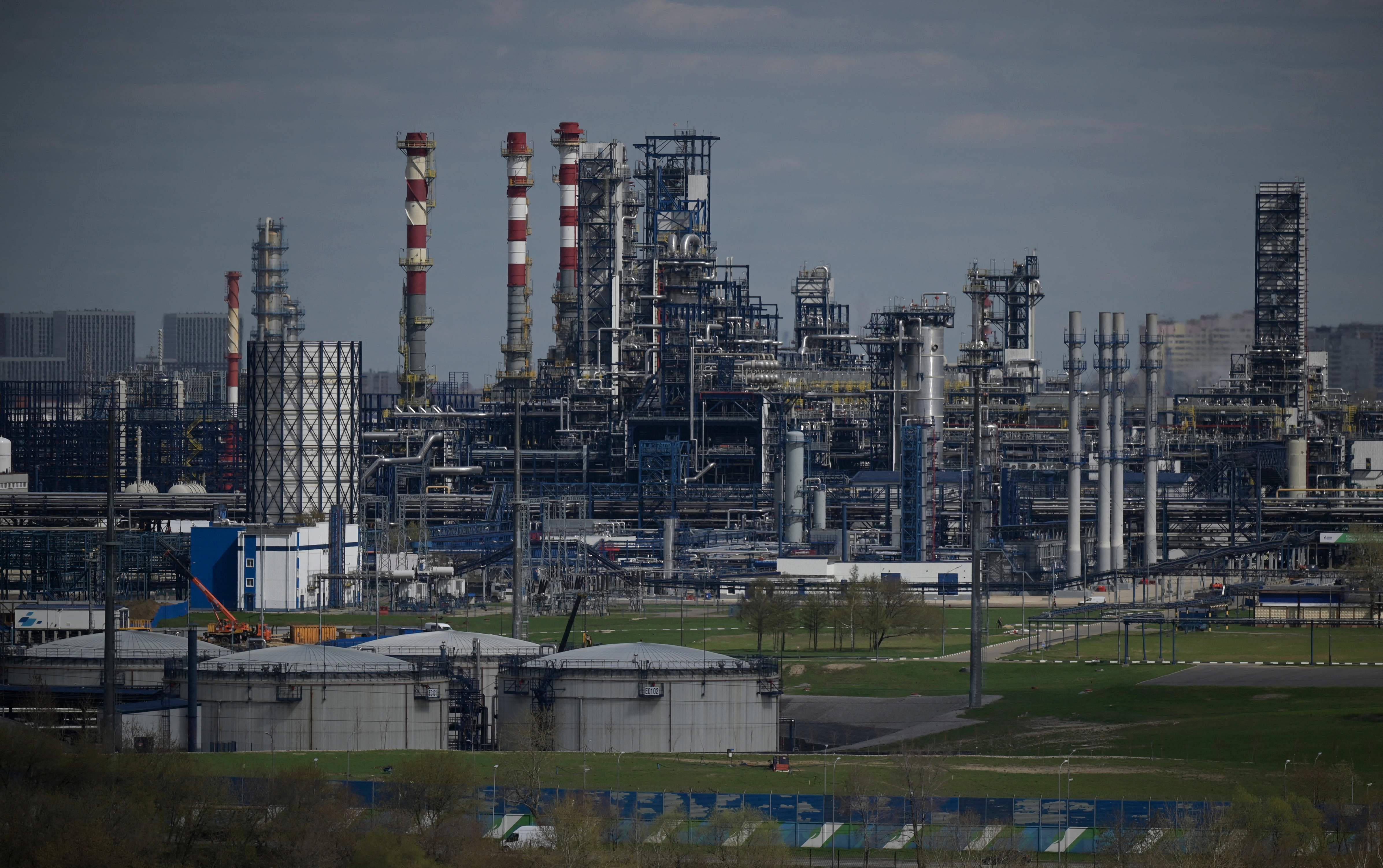 当地时间4月28日,俄罗斯天然气工业石油公司位于莫斯科东南郊的炼油厂