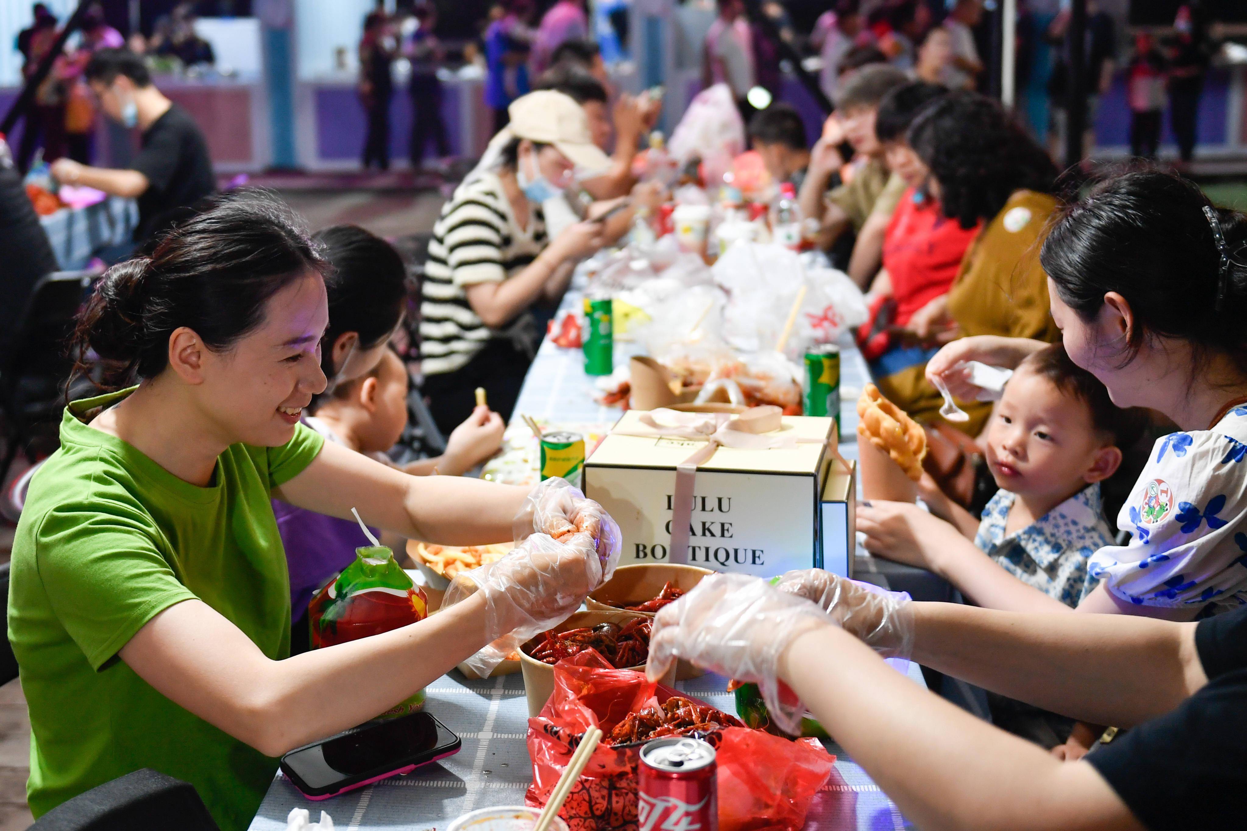 浙江湖州:乡村"花海龙虾节"启幕