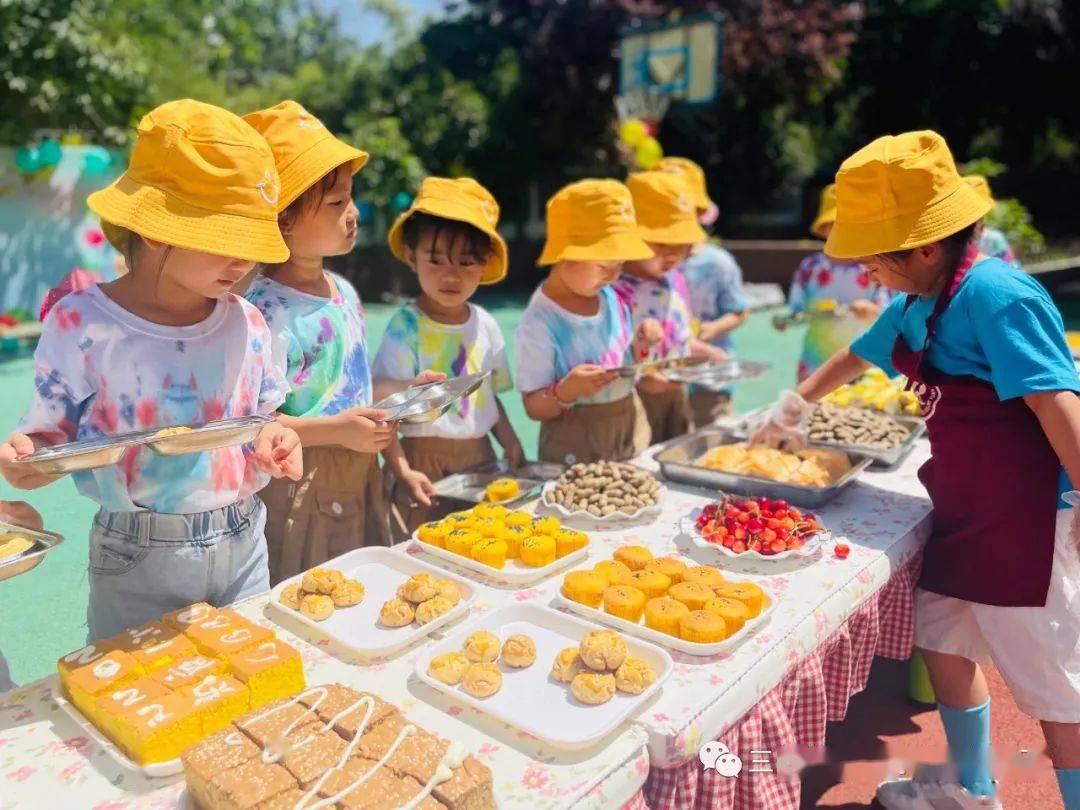 节童儿节童儿必须是满满的仪式感摆放整齐的糕点,水果美食分享中~节食
