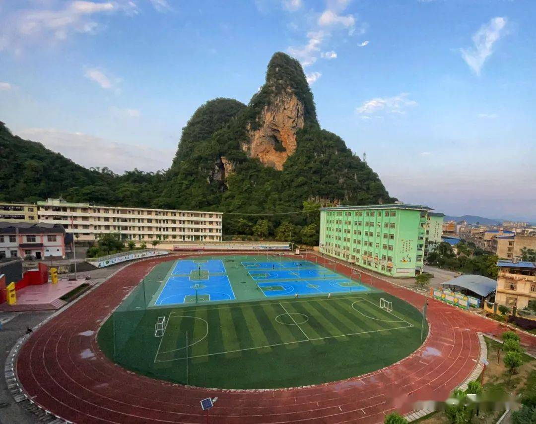 融水镇初级中学提升改造后的运动场.