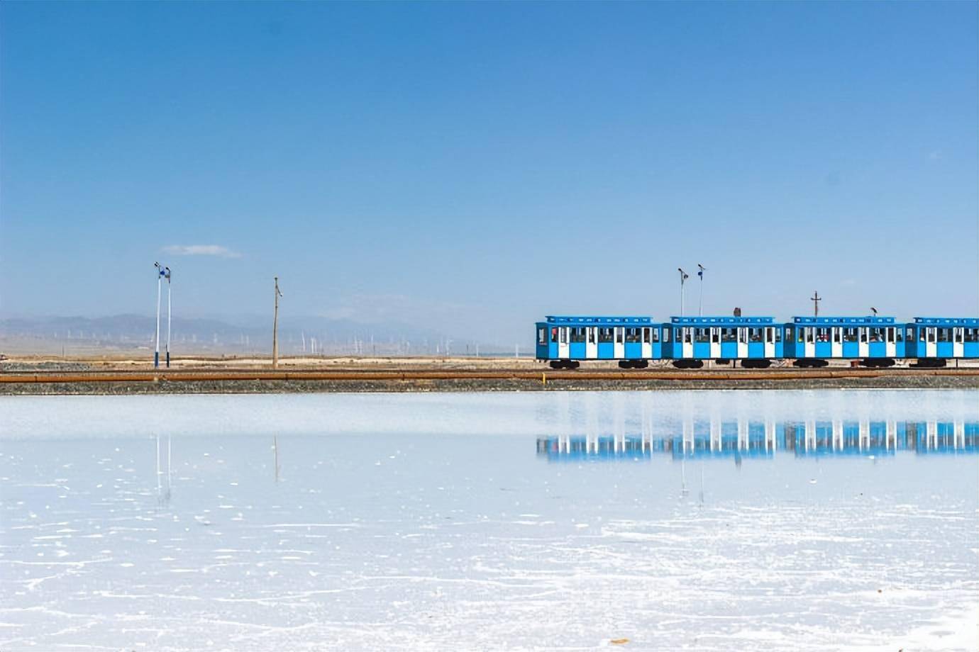 茶卡盐湖远处苍山峥嵘蓝天白云雪山映入湖中如诗如画