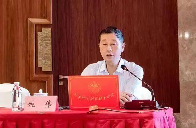 省人大常委会办公厅原巡视员,联工委原副主任姚伟授课题目为《认真