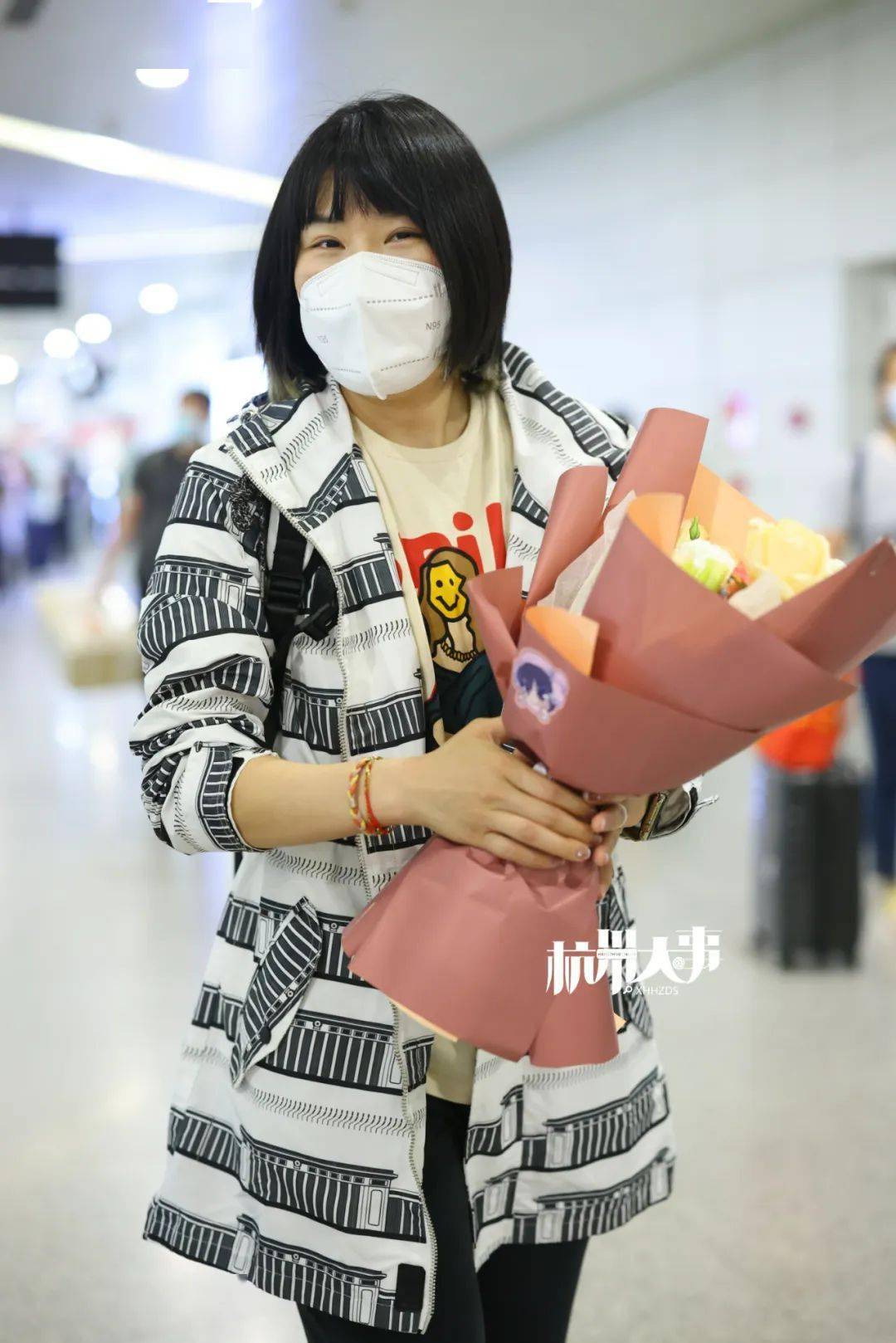 奥运冠军王濛周洋先后现身杭州喜获大批粉丝前来接机