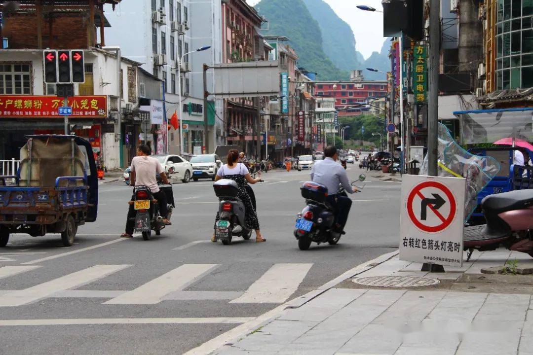 爱民街路口垃圾乱堆放芦笙广场攀爬公共围栏不文明行为电动车横穿马路