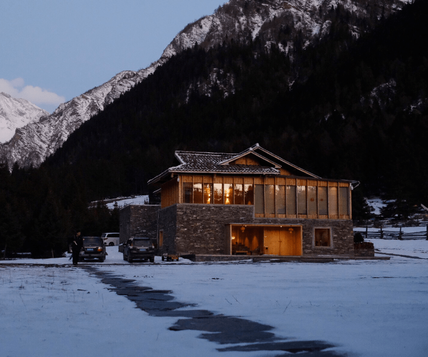 光和云朵四川雪宝顶山脚下的一处童话民宿树屋雪山森林草地湖泊