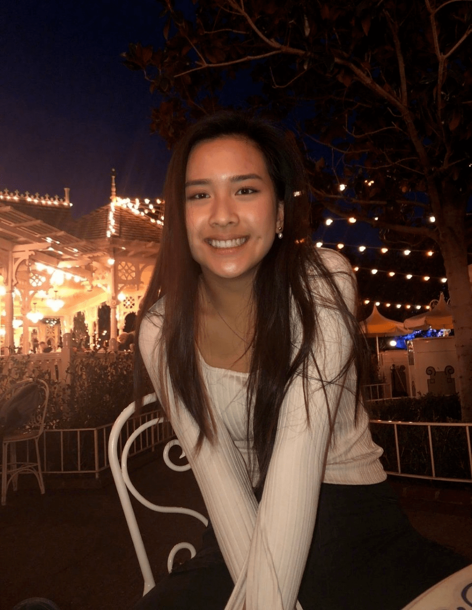 陈冲晒女儿穿学士服表情神态像极了她容貌出挑还是超级学霸