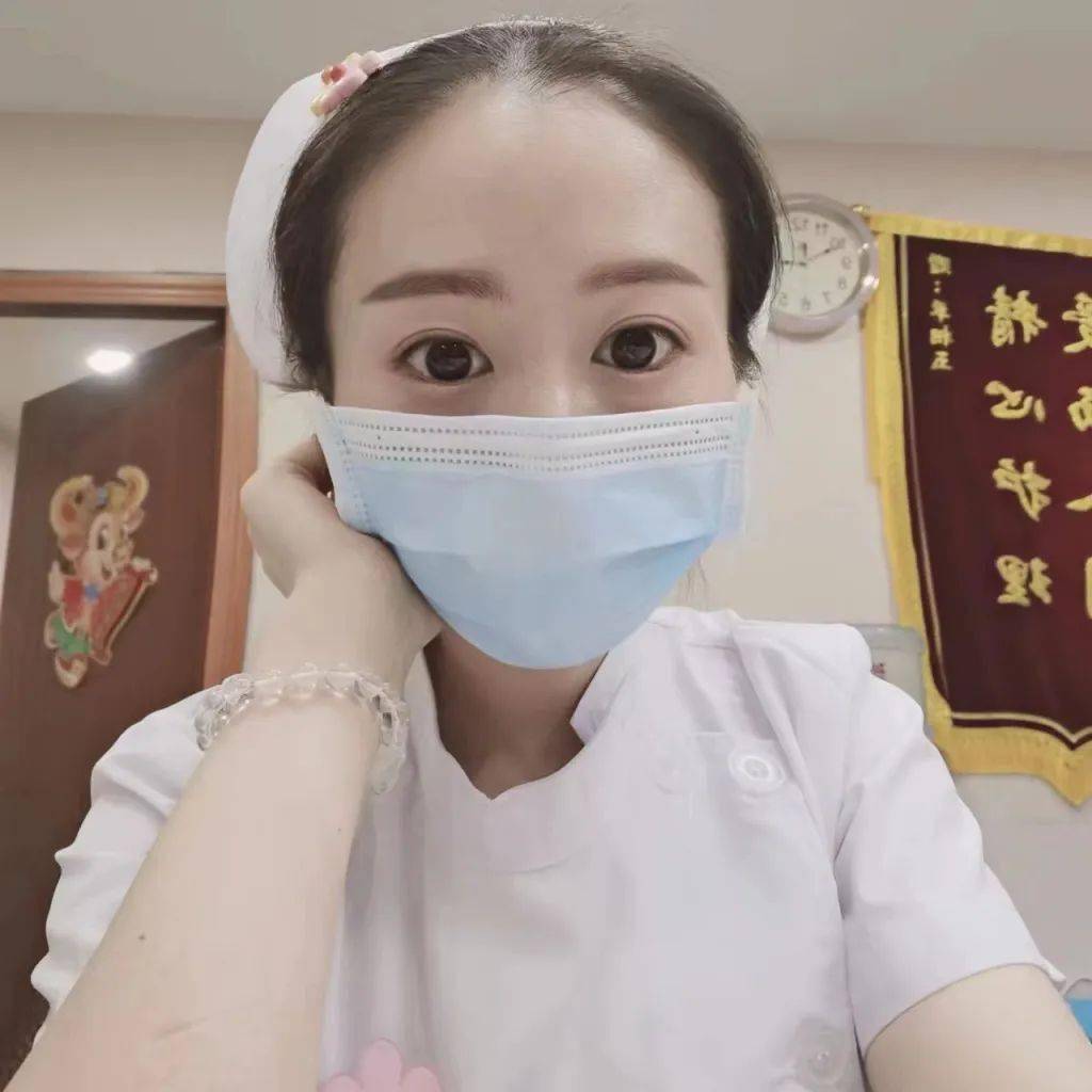 来自云南昭通靖安新区,目前为江苏南通一家医院的护士