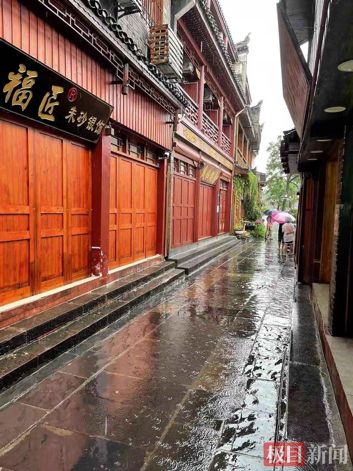 湖南暴雨后沱江水位上涨1.5米，凤凰古城沿江居民已撤离