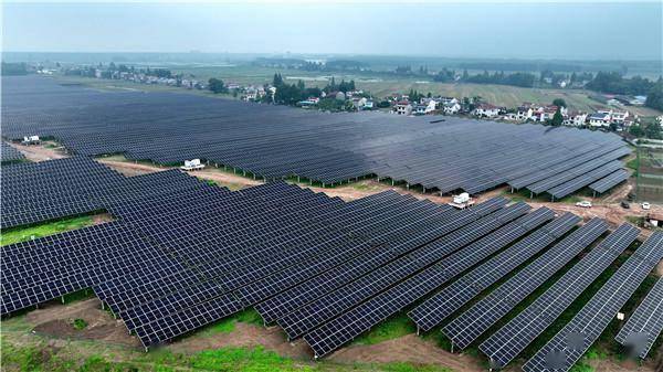 作为国家能源集团在鄂首个并网全投的集中式光伏发电项目,该项目位于