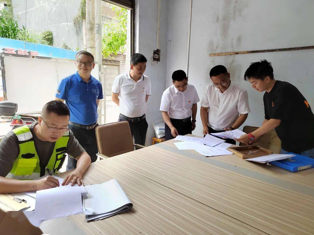 5月31日,花臺鄉黨委書記龔飛駿帶領鄉應急辦等對轄區在建工程鴻天創新