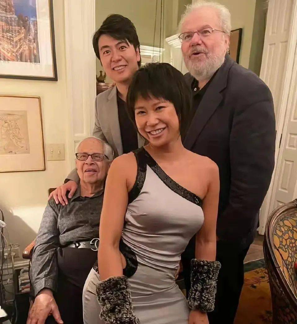 王羽佳和郎朗师出同门都是凌远老师的学生,且都毕业于美国柯蒂斯音乐