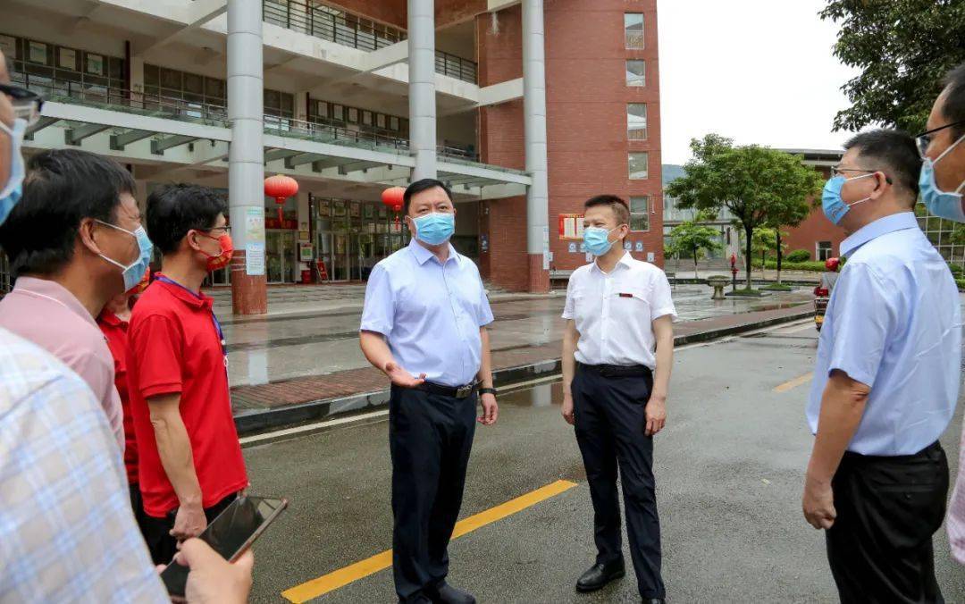 吴海端看望湄洲岛考生为他们加油鼓劲