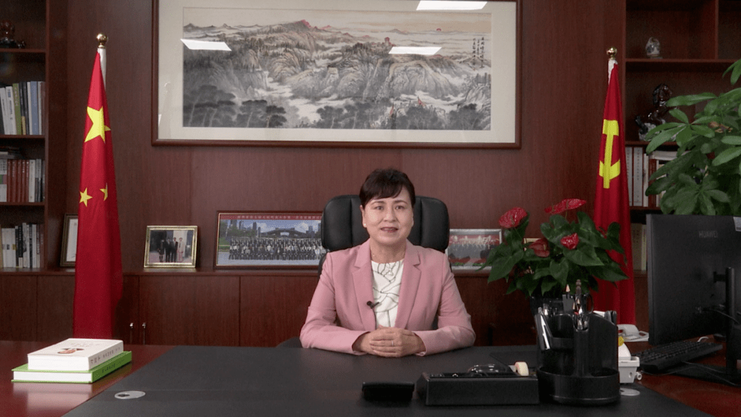 活动中,张华副市长通过视频致辞,她强调,深圳将继续坚持以人民为中心